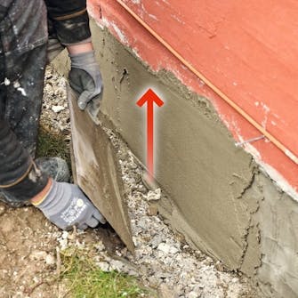 Reparere grunnmur: Nå kan det neste og siste laget trekkes på med et stålbrett Reparere grunnmur: Nå kan det neste og siste laget trekkes på med et stålbrett